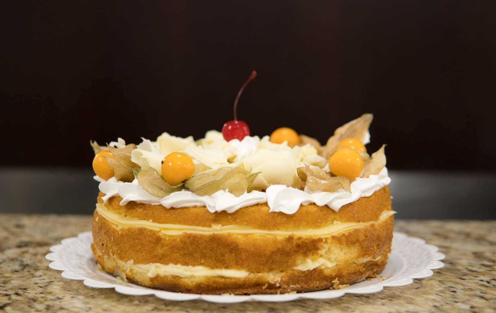 Bolo da Casa do Pão com camadas, cobertura e frutas