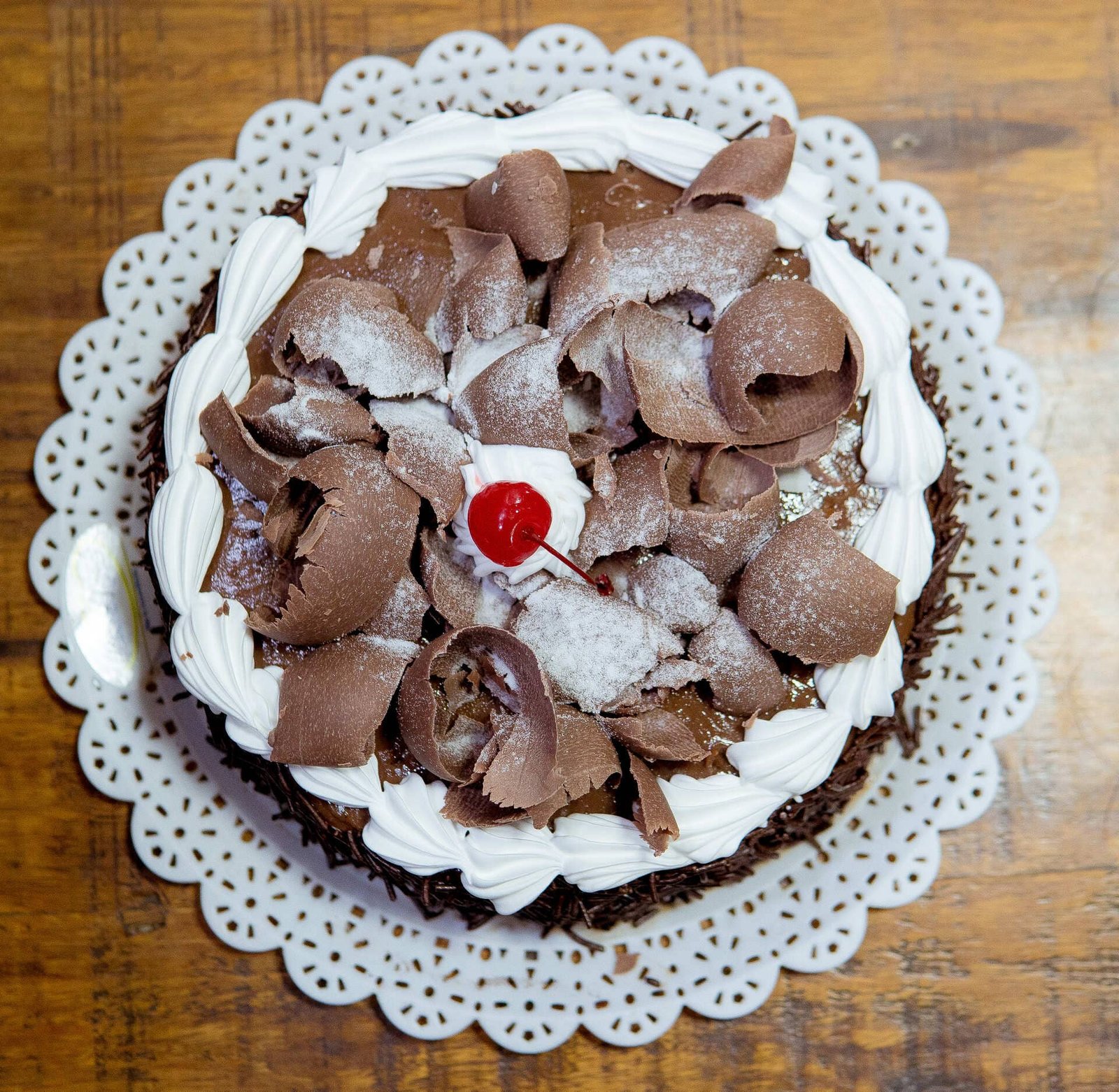 Torta de chocolate decorada da Casa do Pão, vista de cima